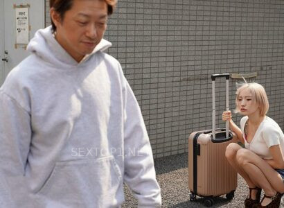 Cho cô nàng lang thang một miếng cơm nắm, nào ngờ cô ấy theo về tận nhà Cho cô nàng lang thang một miếng cơm nắm, nào ngờ cô ấy theo về tận nhà