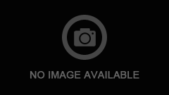 Cô gái xinh đẹp đắm chìm với người bạn thơ ấu của mình