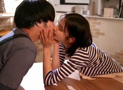 Cô gái xinh đẹp ở chổ làm mà tôi nghĩ rằng khó với tới lại bất ngờ hôn tôi Cô gái xinh đẹp ở chổ làm mà tôi nghĩ rằng khó với tới lại bất ngờ hôn tôi