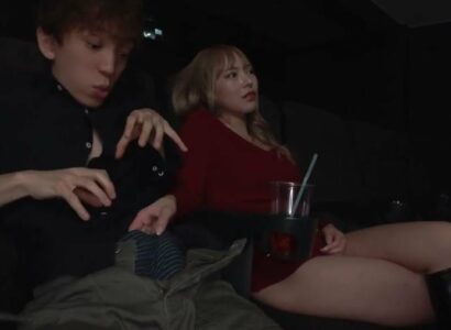 Đi xem phim một mình, thanh niên bị chị gái thánh dâm kế bên sờ trym Đi xem phim một mình, thanh niên bị chị gái thánh dâm kế bên sờ trym