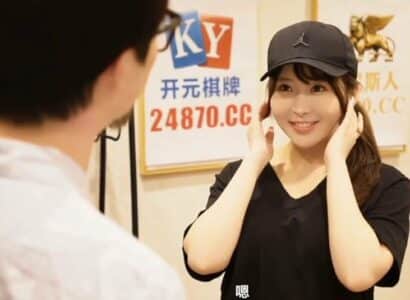 Em nhân viên giao hàng sẵn sàng làm tình nếu bạn trả thêm tiền cho cô ấy Em nhân viên giao hàng sẵn sàng làm tình nếu bạn trả thêm tiền cho cô ấy