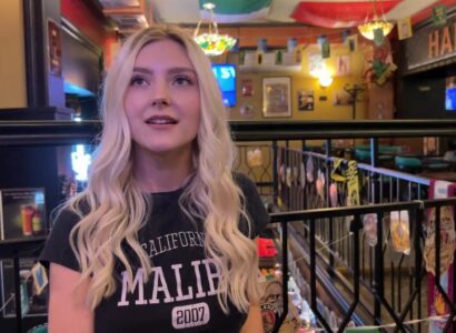 Eva Elfie gạ một chàng trai may mắn ở quán bar vào toilet Eva Elfie gạ một chàng trai may mắn ở quán bar vào toilet