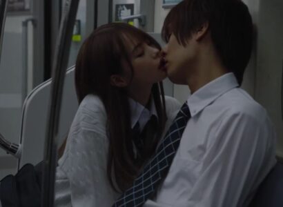 Nữ sinh tò mò hôn lén chàng trai đang ngủ trên chuyến tàu điện Nữ sinh tò mò hôn lén chàng trai đang ngủ trên chuyến tàu điện