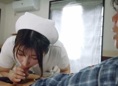 Nữ ý tá tốt bụng giúp các bệnh nhân giải tỏa trong thời gian nhàm chán ở viện Nữ ý tá tốt bụng giúp các bệnh nhân giải tỏa trong thời gian nhàm chán ở viện