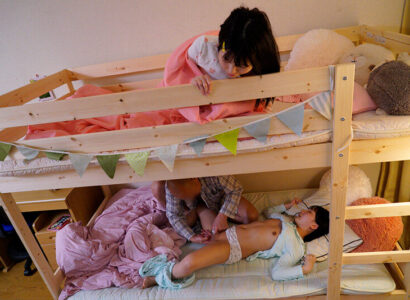 Ông chú đồi bại đến nhà chơi nữa đêm mò vào phòng 2 cô cháu gái Ông chú đồi bại đến nhà chơi nữa đêm mò vào phòng 2 cô cháu gái