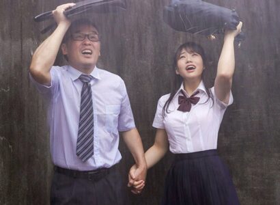 Thầy giáo dẫn cô học trò về nhà trú mưa và sưởi ấm cho cô bé bằng… Thầy giáo dẫn cô học trò về nhà trú mưa và sưởi ấm cho cô bé bằng…