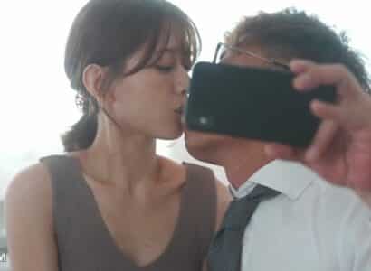 Thấy vợ hơi lạ, chồng xem điện thoại vợ và thấy cảnh làm tình với sếp của mình Thấy vợ hơi lạ, chồng xem điện thoại vợ và thấy cảnh làm tình với sếp của mình