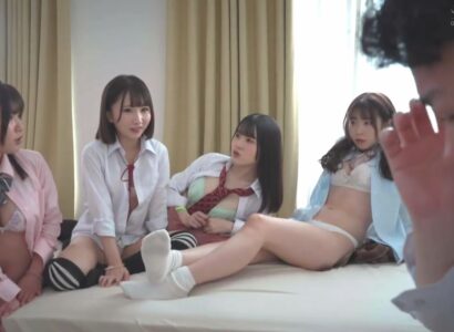 Thức giấc sau đêm say xỉn, chàng trai nhìn thấy 4 cô gái lạ mặt ở cạnh Thức giấc sau đêm say xỉn, chàng trai nhìn thấy 4 cô gái lạ mặt ở cạnh